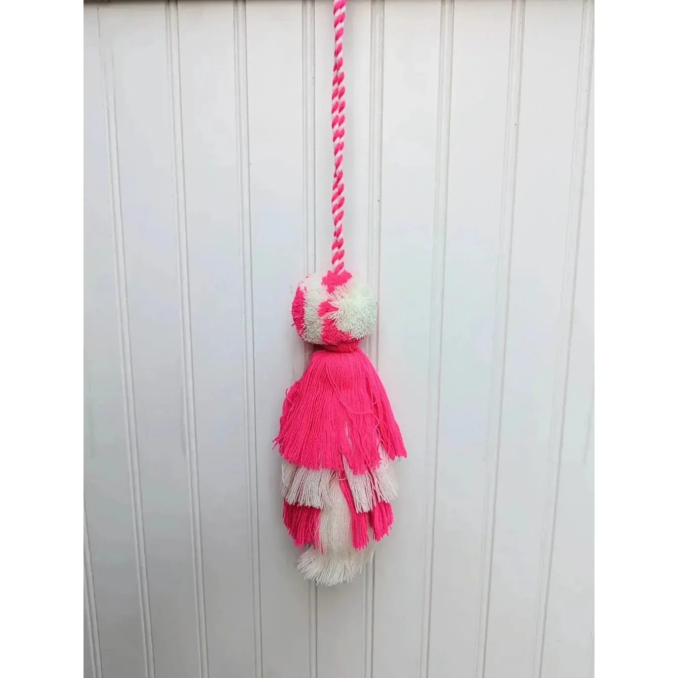 Chloe & Lex Tassel: Vibrant Pink
